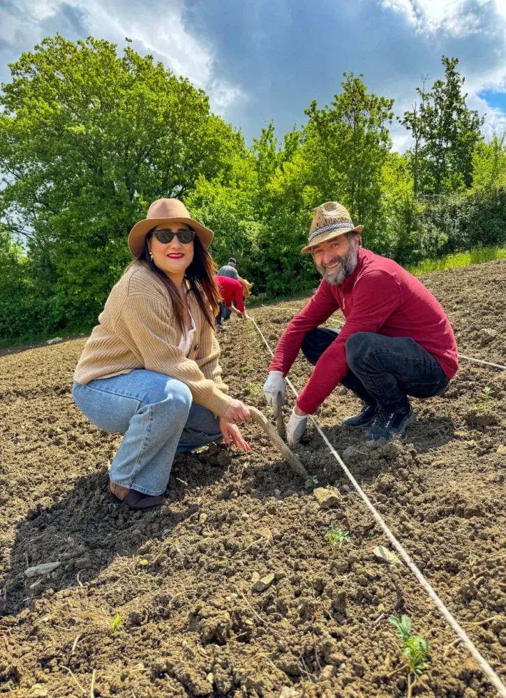 Ornella Buzzone e Angelo Mastoianni alle prese con la semina del pomodoro - Il Giardino Segreto