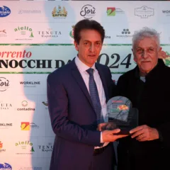 Premio Aldo Guida 2024 a Eduardo Buonocore - premia Don Alfonso IaCCARINO