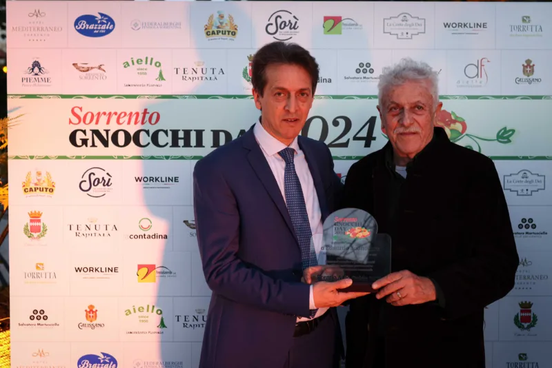 Premio Aldo Guida 2024 a Eduardo Buonocore - premia Don Alfonso IaCCARINO