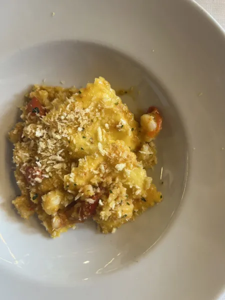 Quadrotto di cacio e pepe con ragù di crostacei e pane aromatizzato al timo