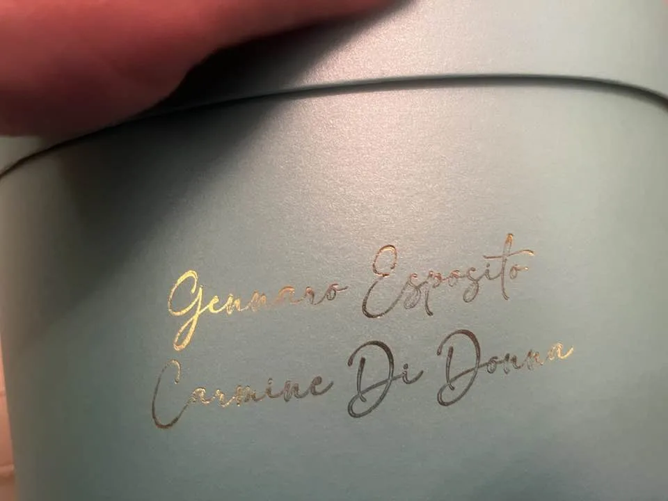 Esposito la scatola con le firme