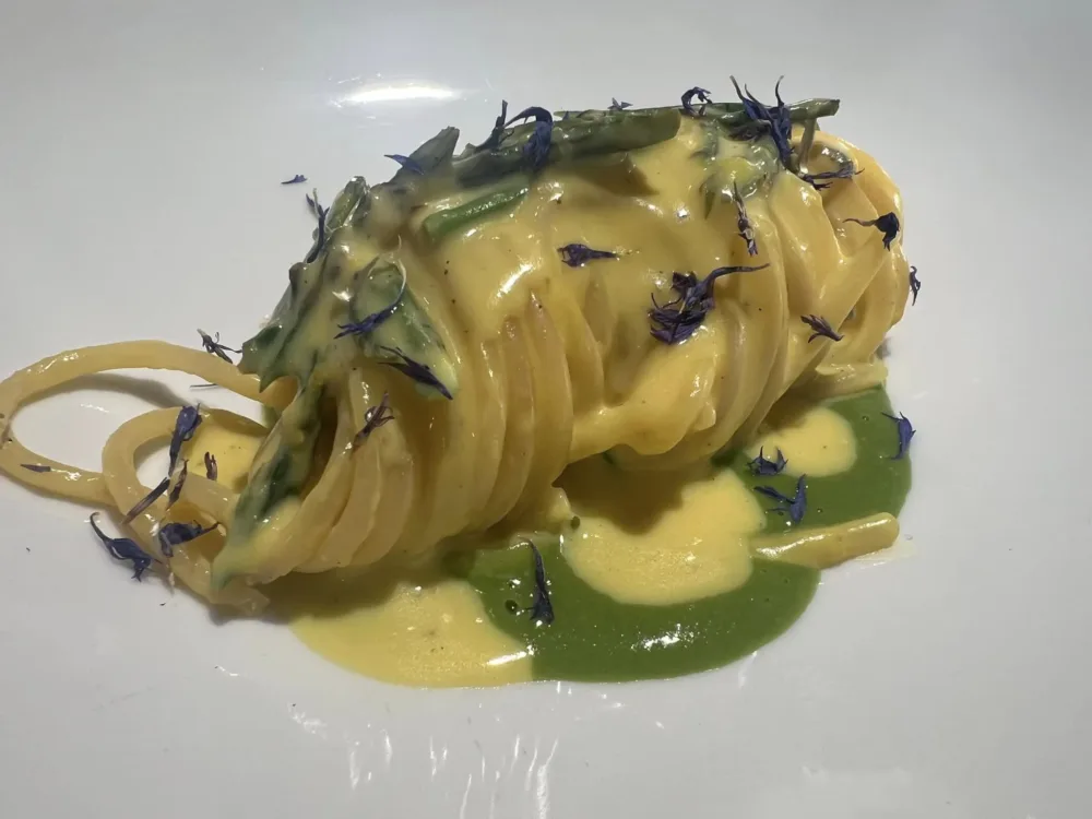 Vitantonio Lombardo Ristorante - Spaghettone in Carbonara al Limone, Asparagi Selvatici e Ricotta al Cioccoforte
