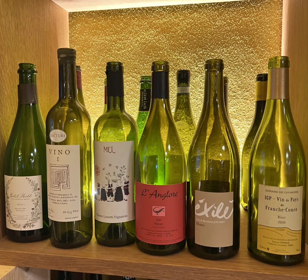 Alcune delle etichette in carta