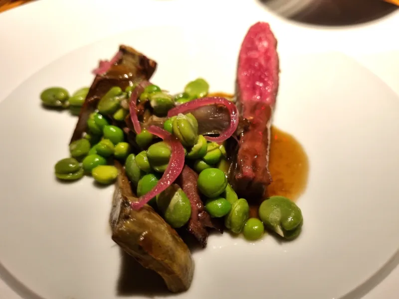 Almatò - manzo 30 mesi alla brace con fave, piselli e carciofi