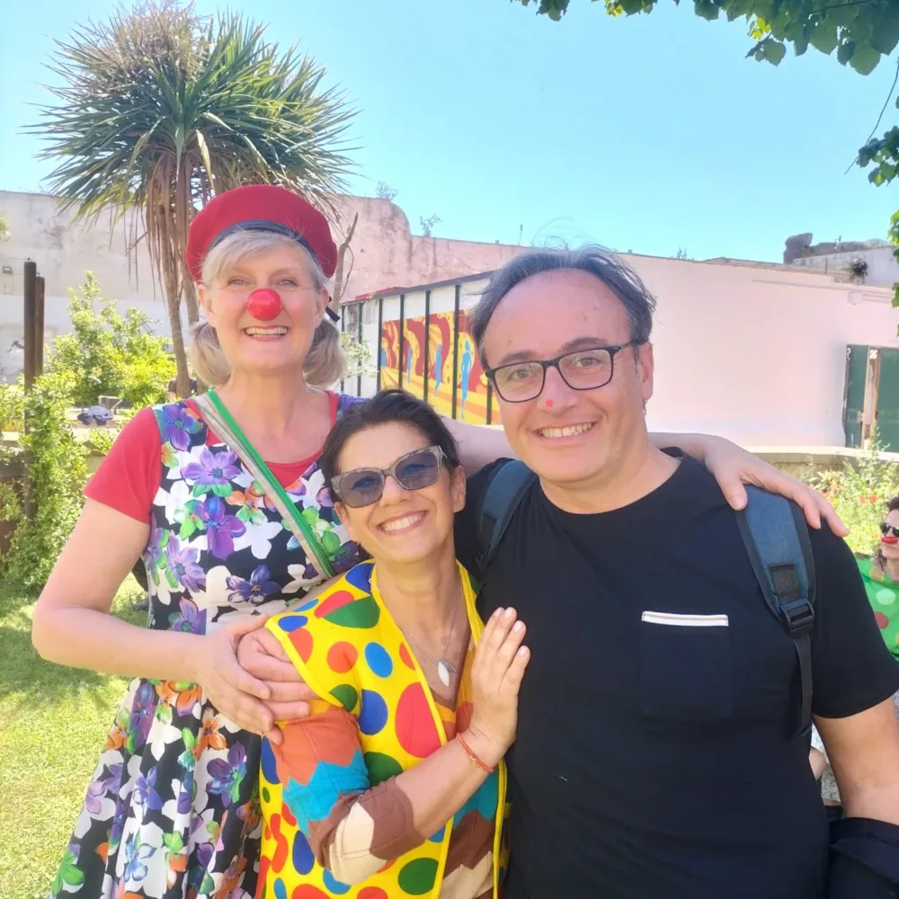 Antonio Troncone con gli operatori del settore e i clown di Patch Adams