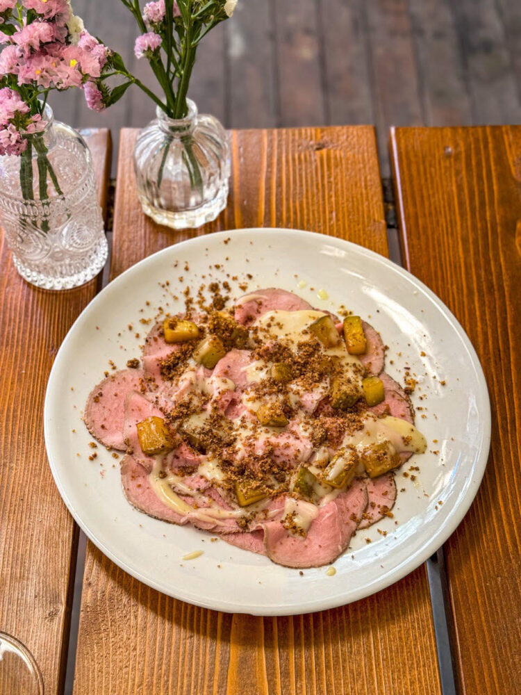 Carpaccio di vitello, pere, gorgonzola e noci - Matres Restaurant