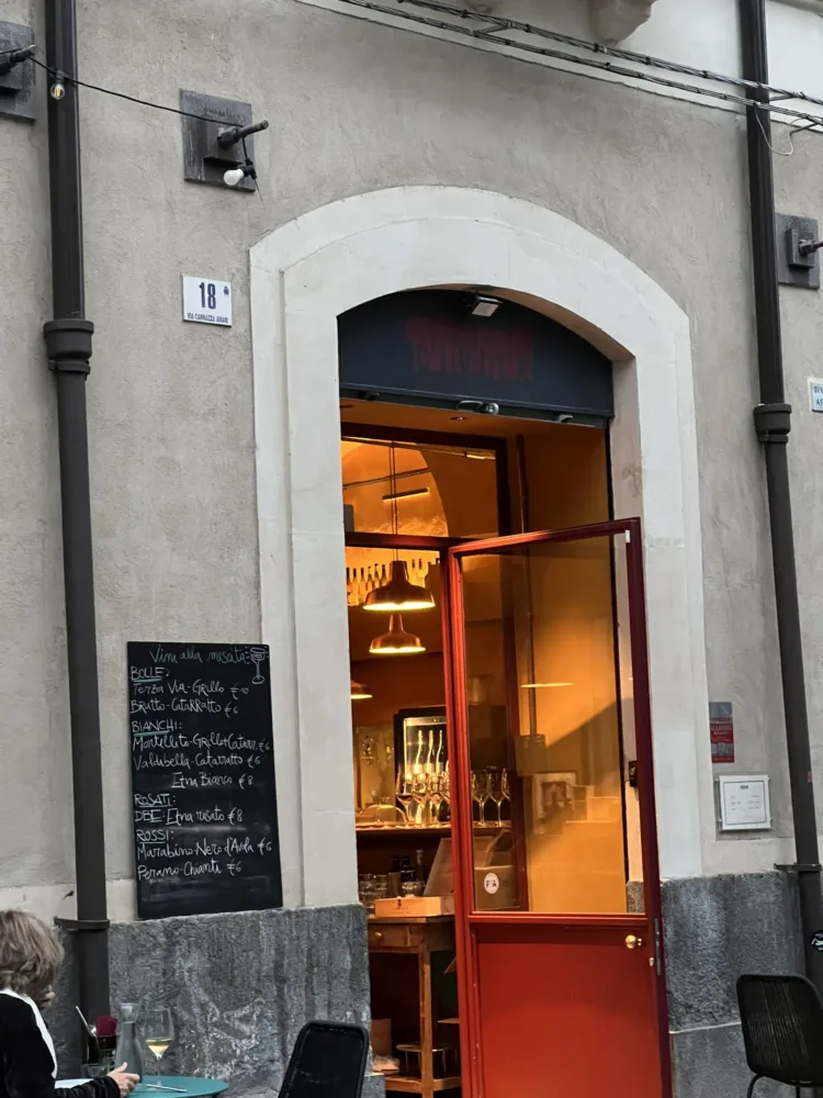 Catania enoica - Esterno