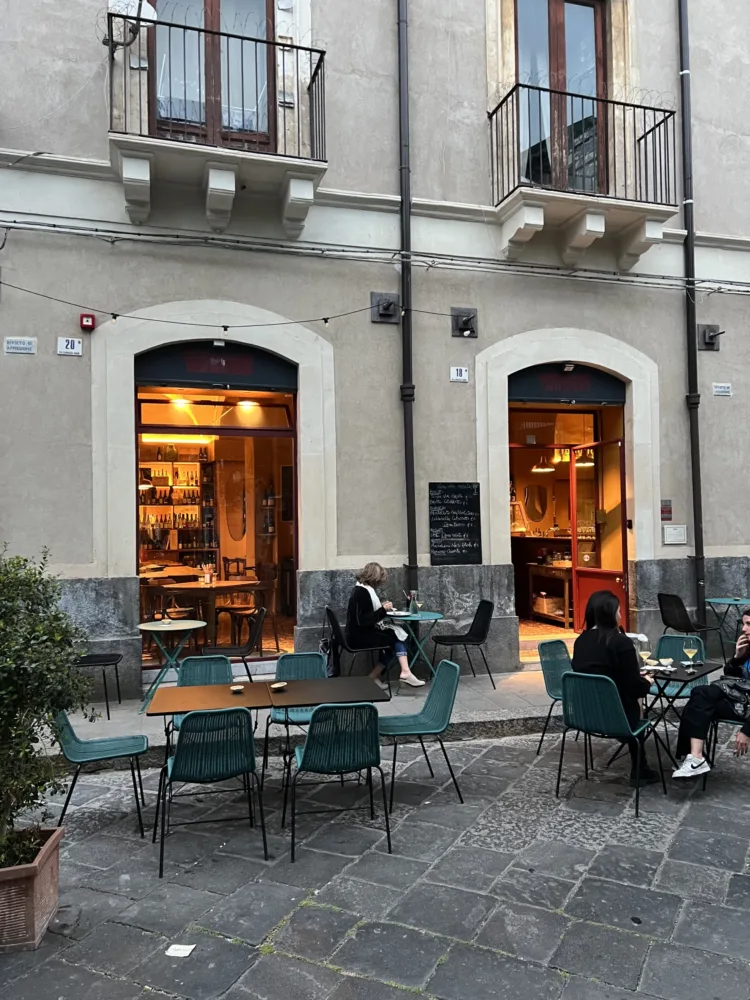 Catania enoica - Esterno