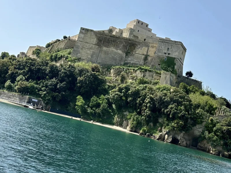 Il Castello di Baia dal mare