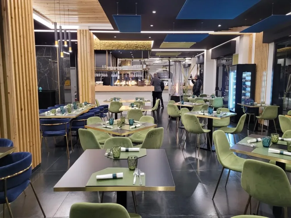 Interno con mise en place e Drink Station