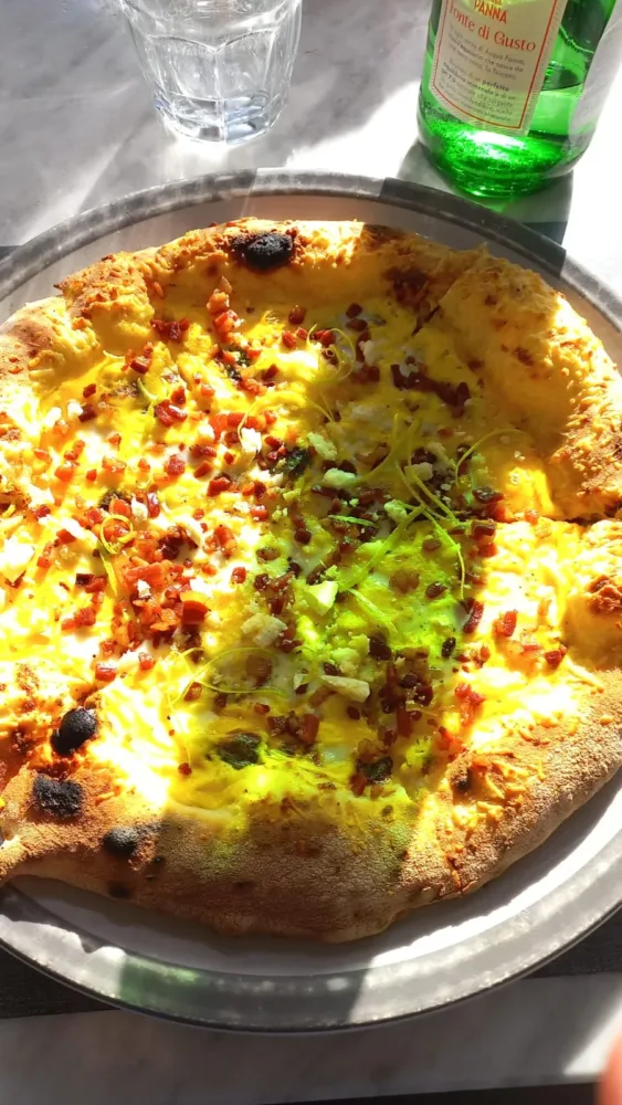 Pizza Grana Pepe e Fantasia fonduta di Grana Padano uovo pastorizzato bacon affumicato - Pepe in grani