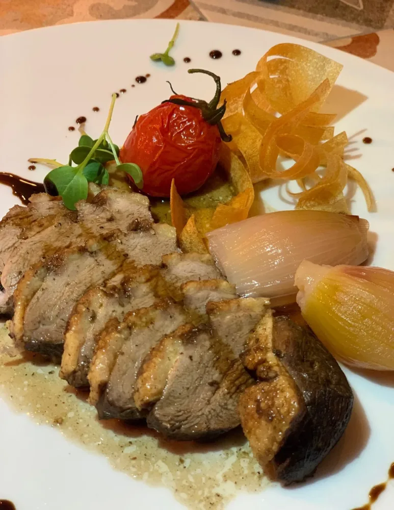 Tagliata di petto d'anatra con scalogno confit