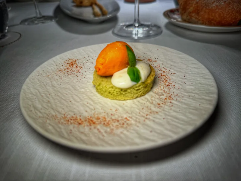 panbrioche con gelato al pomodoro e salsa di mozzarella