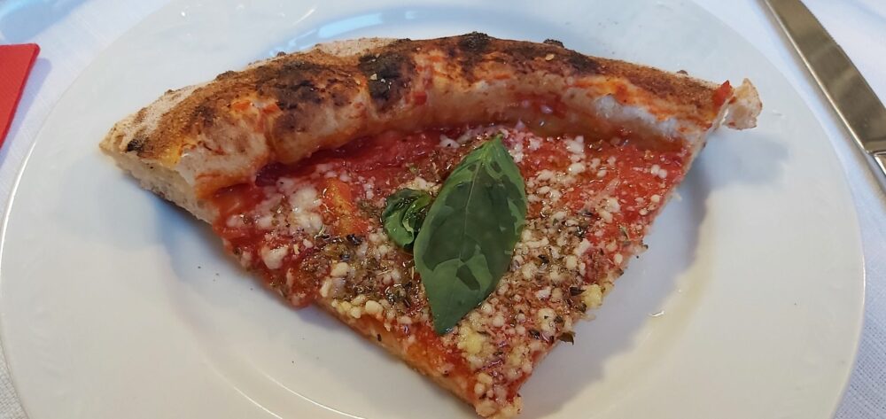 Irina Pizzeria a Savigno - spicchio pizza Cosacca