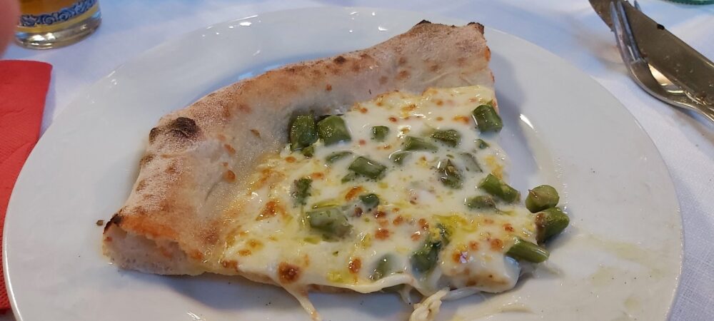 Irina Pizzeria a Savigno - spicchio pizza Chimera