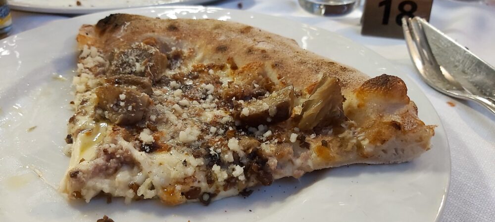 Irina Pizzeria a Savigno - spicchio pizza Appennino