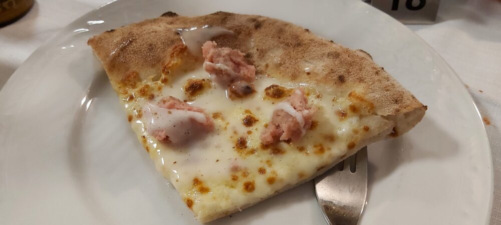 Irina Pizzeria a Savigno - spicchio pizza Tortellini