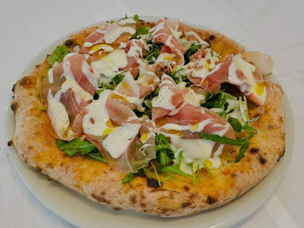 Irina Pizzeria a Savigno - rucola prosciutto crudo e squacquerone emulsionato