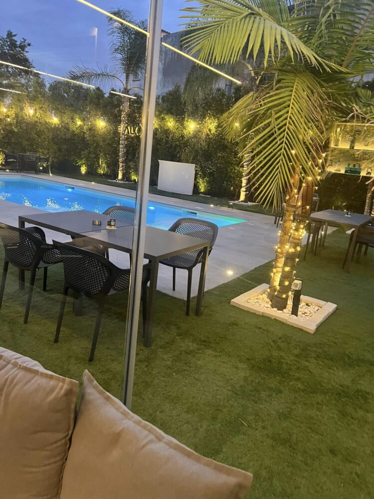 Gioja's - Il dehor giardino con piscina