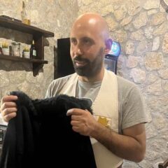 Giuseppe col mantello da brigante