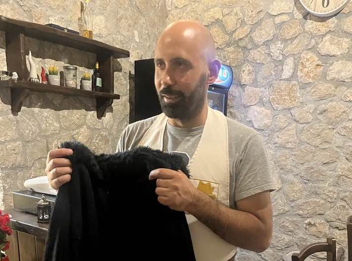 Giuseppe col mantello da brigante