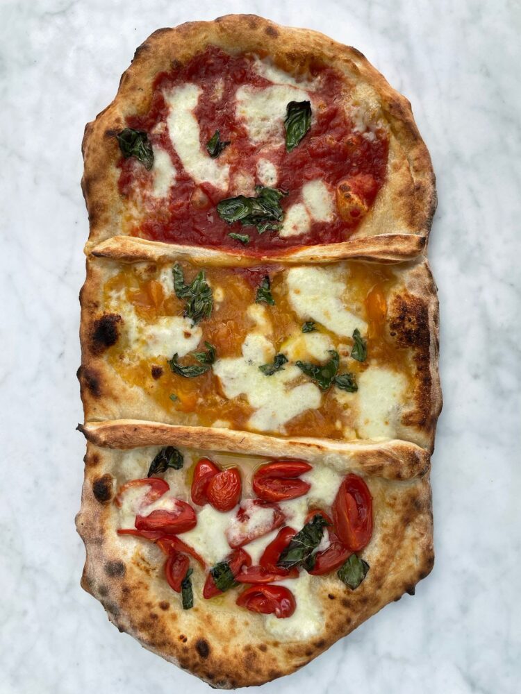 La pizza ai tre pomodori san marzano datterino e pomodorino giallo