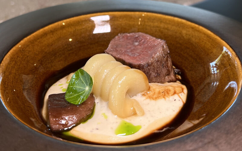 Trottola, spuma di polenta taragna, spugnole, capriolo e polvere di mirtilli fermentati di Simone Pino