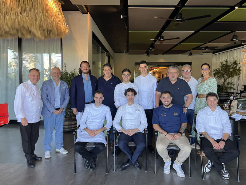 I quattro finalisti insieme alla giuria