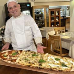 Raimondo Cinque con una Pizza a Metro