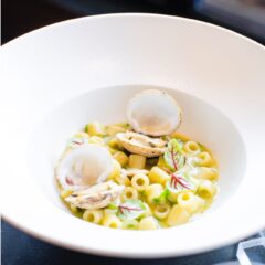 Tubetti con tartufi di mare, peperoncini verdi e salmoriglio