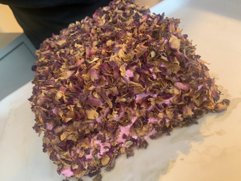 Gustophia Dispensa Popolare, torta di formaggio di capra stagionato alle rose