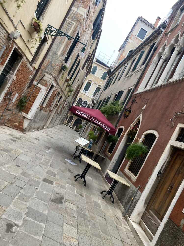 Ai Assassini - calle esterna