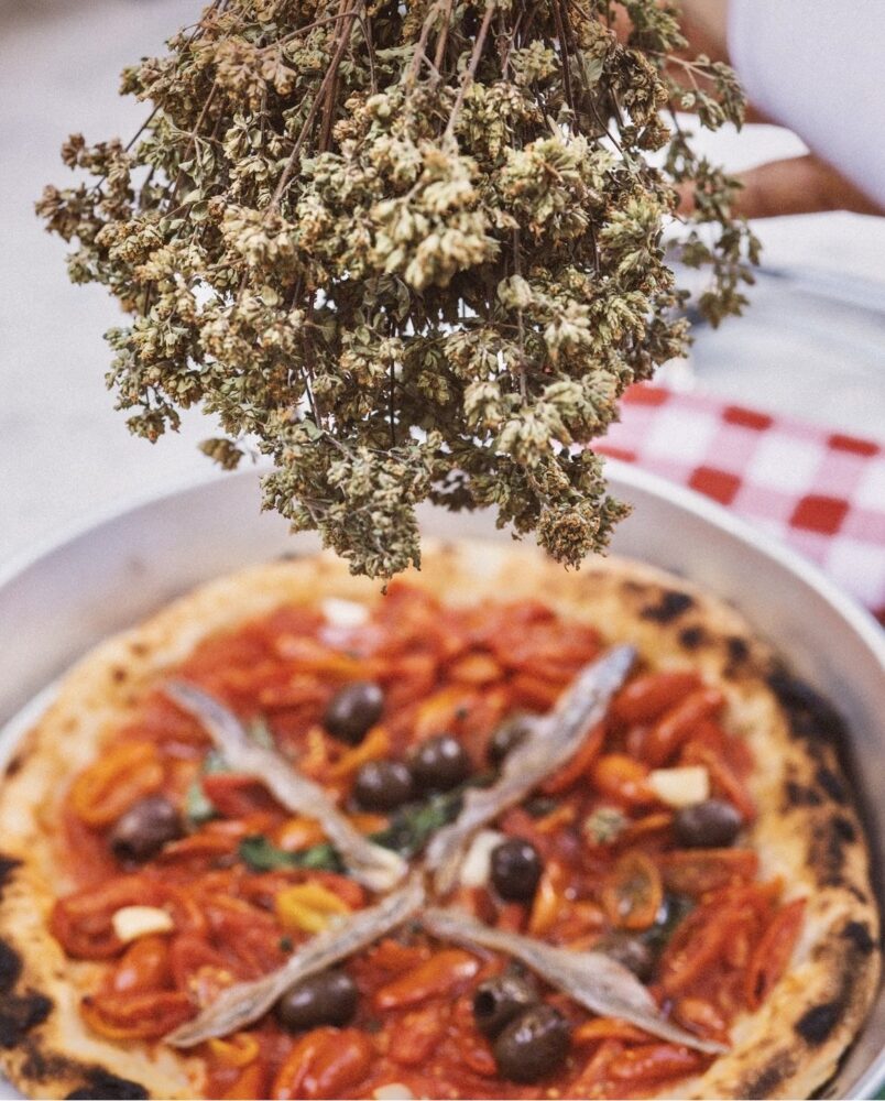 La spruzzata di origano sulla marinara da Concettina a Capri