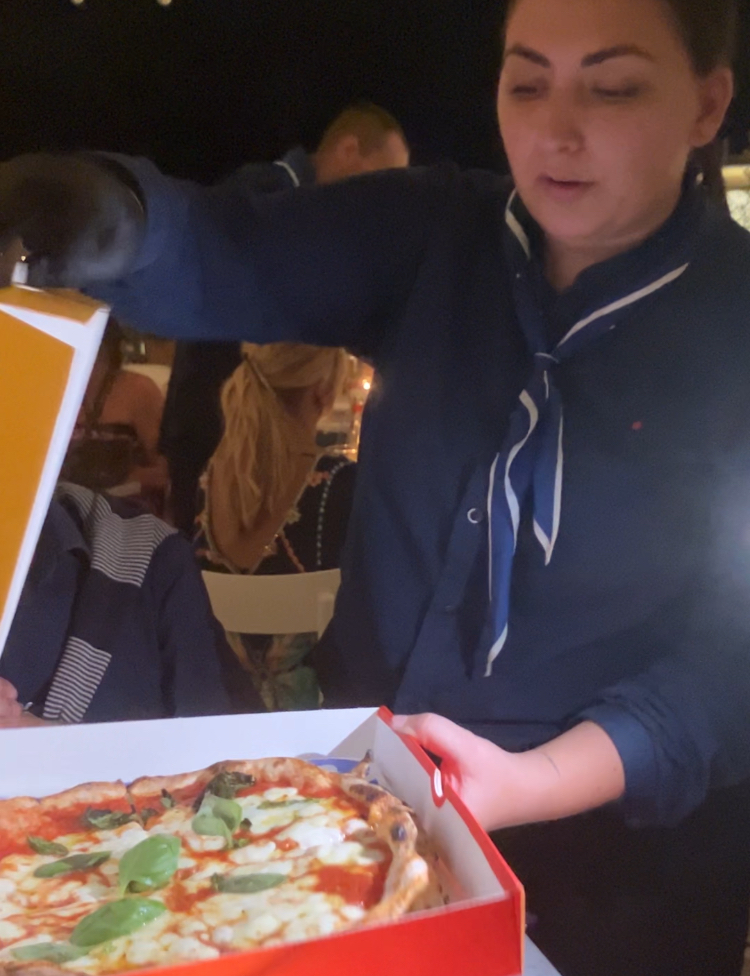 L'apertura della pizza margherita a tavola da Concettina a Capri