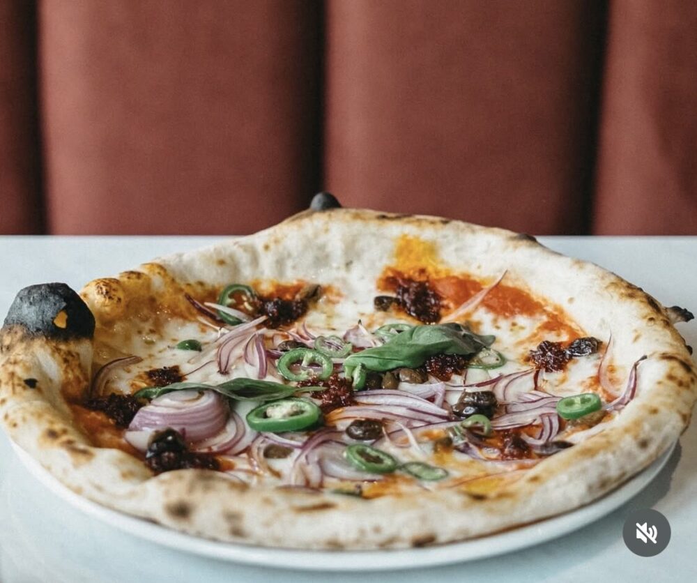 Venezia - Strazzaria - pizza cipolla Tropea peperoncini verdi