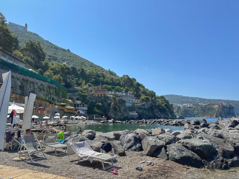 la spiaggia di Scrajo a mare a Vico Equense