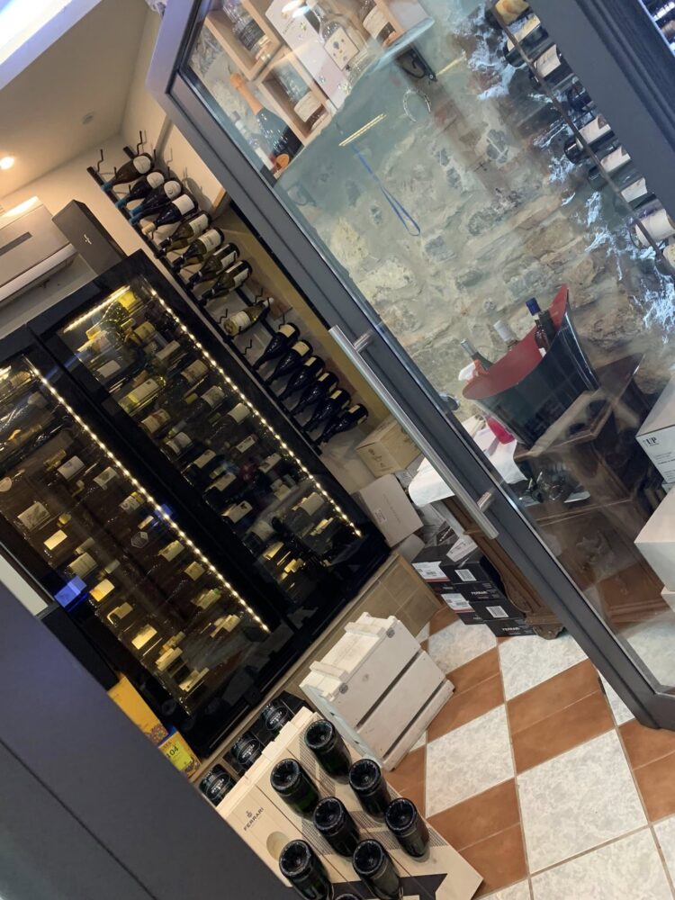 Alessandro FEO Ristorante, scorcio della cantina a vista