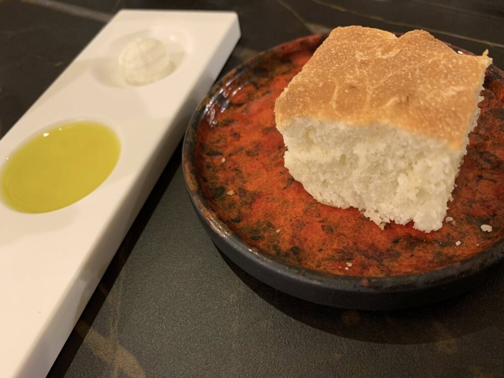 Alessandro FEO Ristorante, focaccia fatta in casa, extravergine cilentano e spuma di ricotta