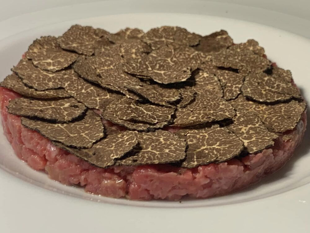 Mood Steakhouse, steak tartare con senape e tartufo