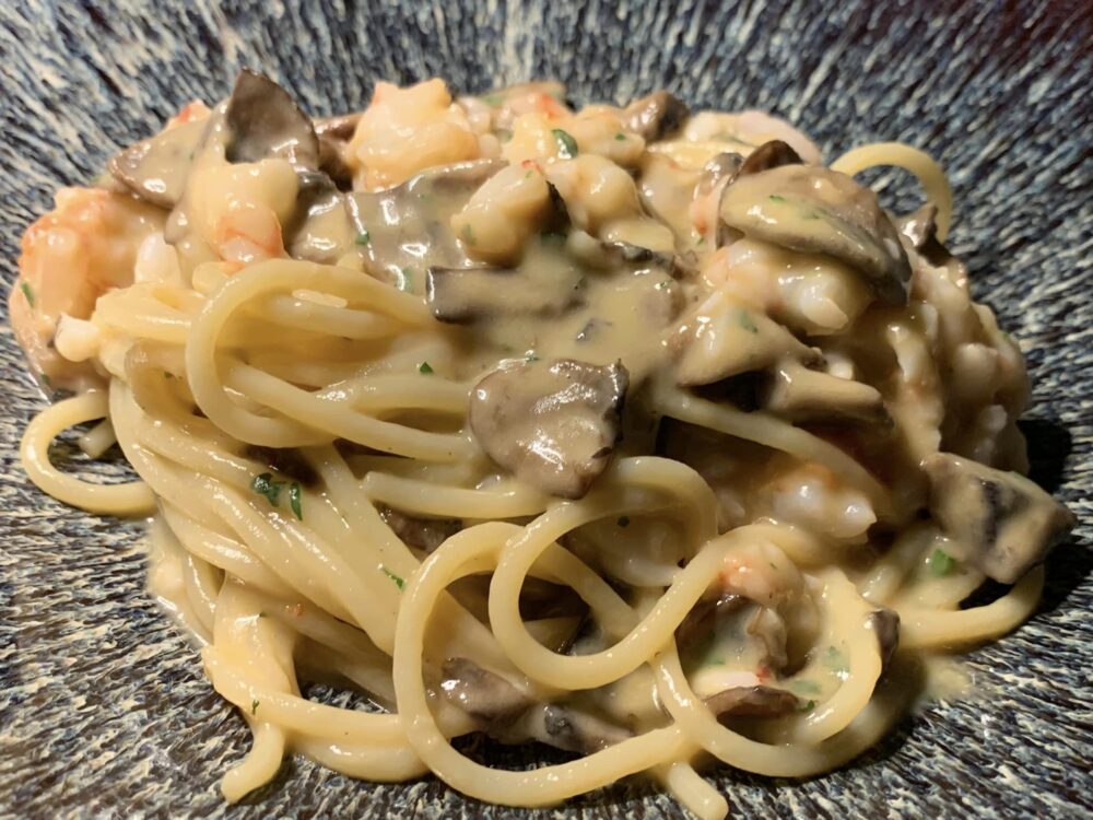 Mood Steakhouse, spaghetti con gamberi, champignon e provolone