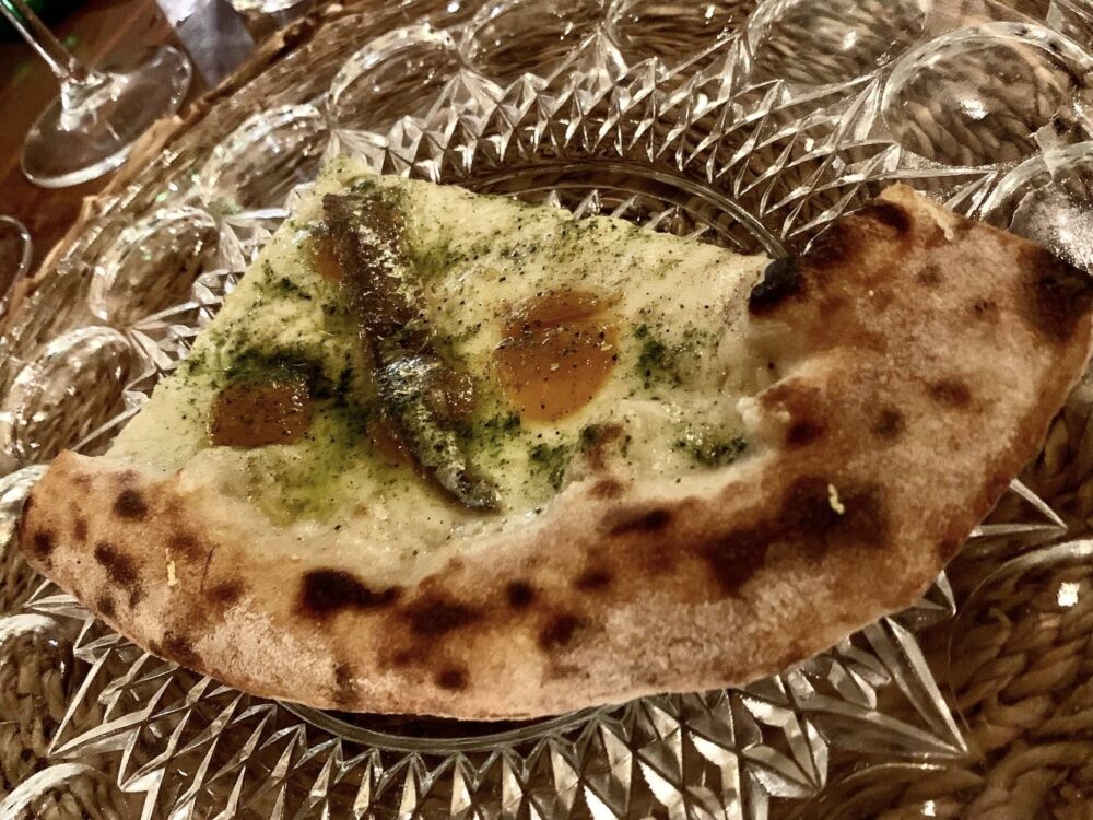 L'Ammaccata, con alici, pomodorini gialli, polvere di cappero e zeste di limone