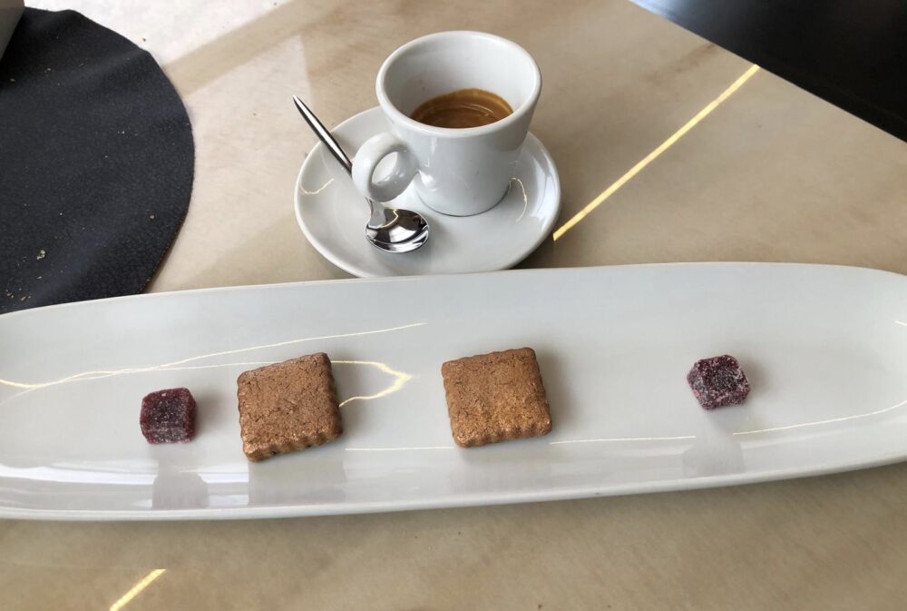 Mamie, il servizio del caffè