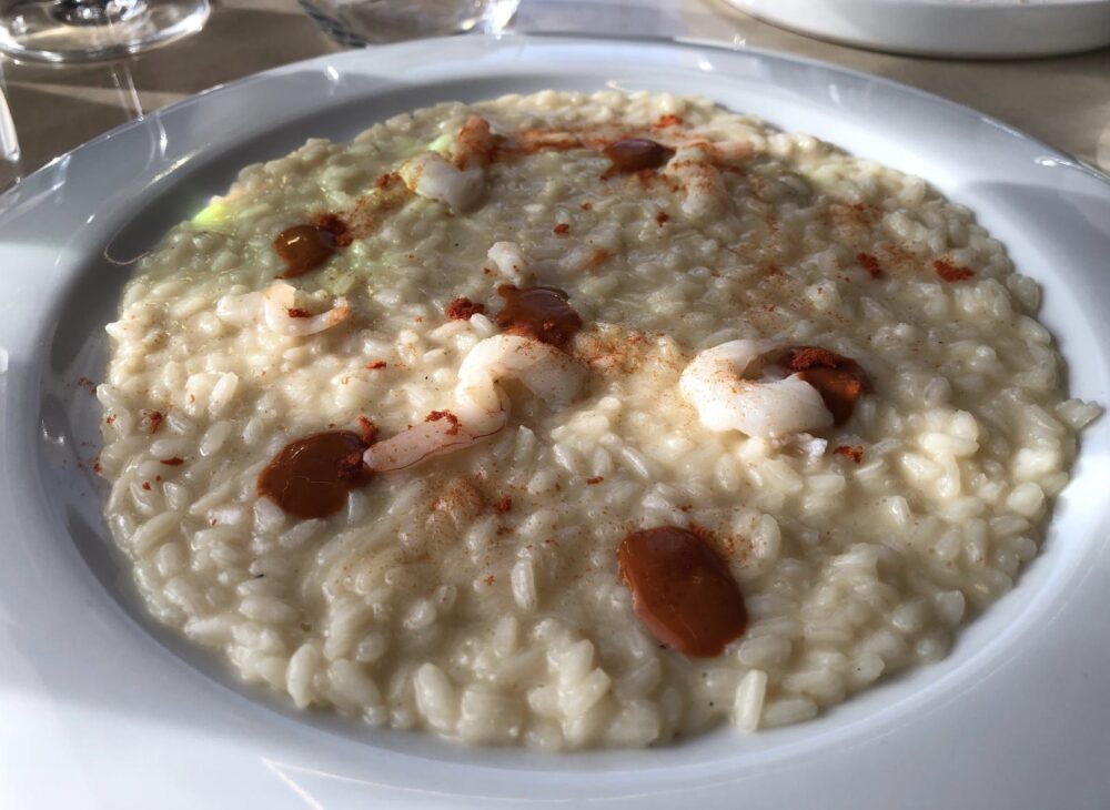 Mamie, risotto Carnaroli con gamberi rosa e polvere di pomodori