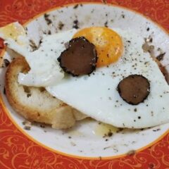 Uova e lamelle di tartufo