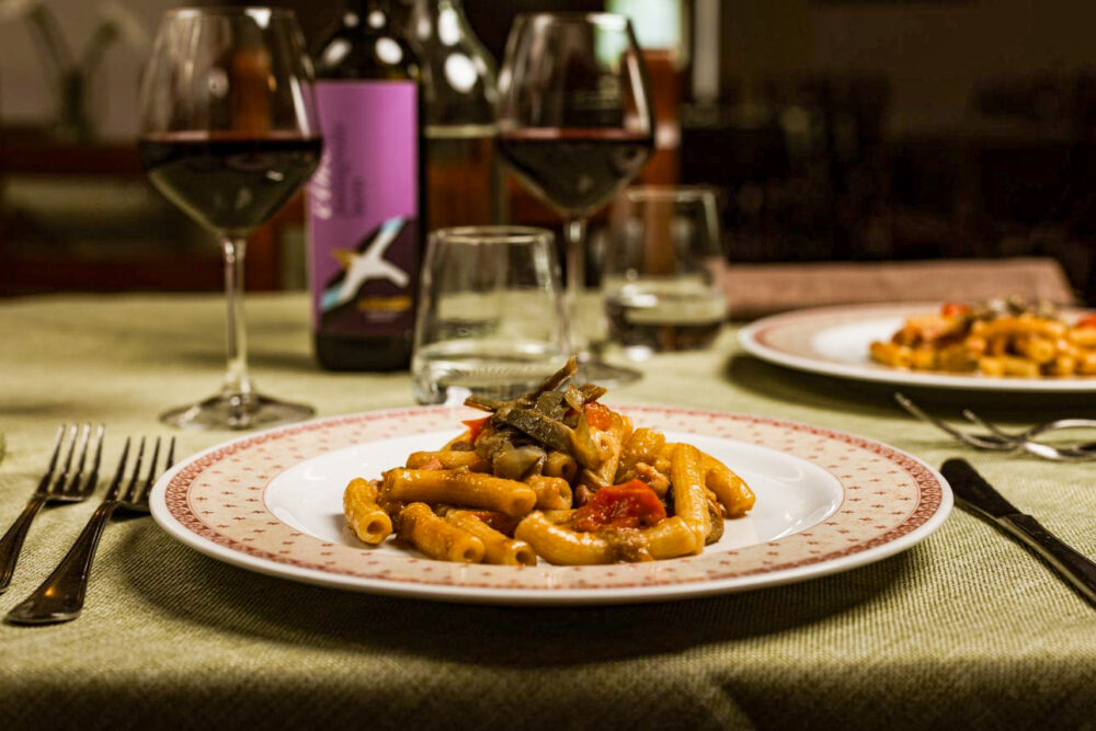 Le Ghiandaie, pasta con datterino e carciofi