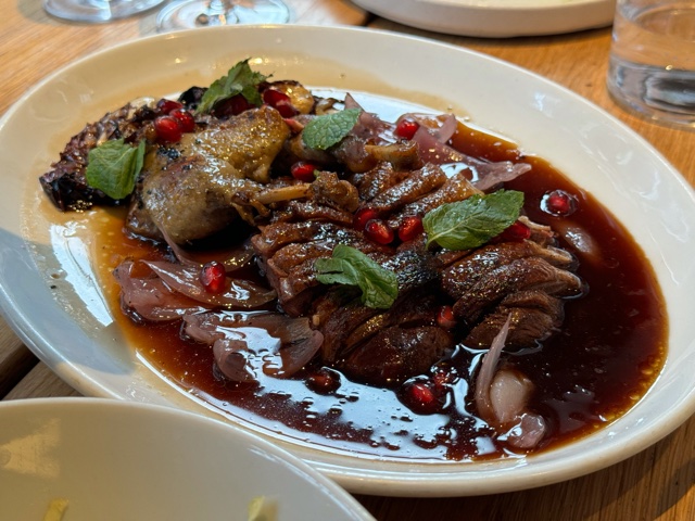 Manteca - anatra con salsa al melograno