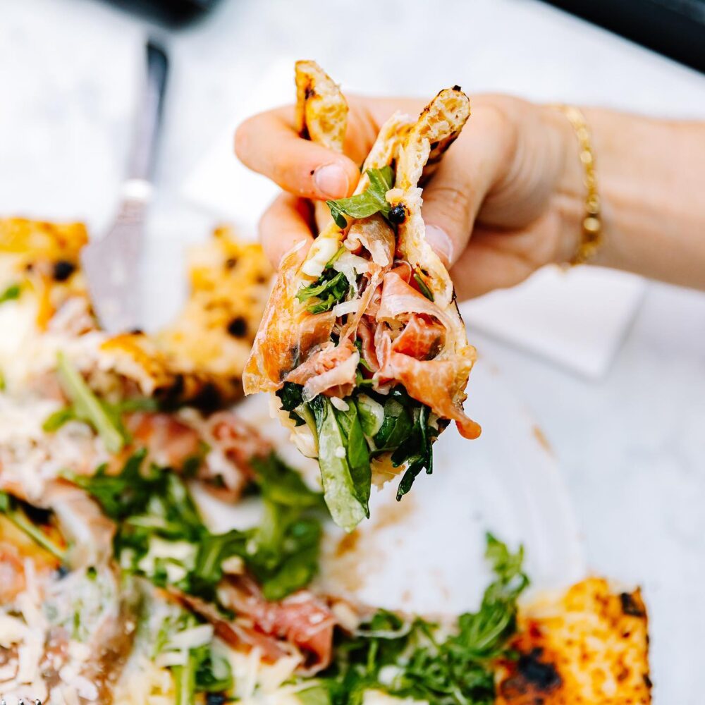 Pizza con prosciutto di Parma Dop, scaglie di grana e rucola - Pizzeria San Ciro