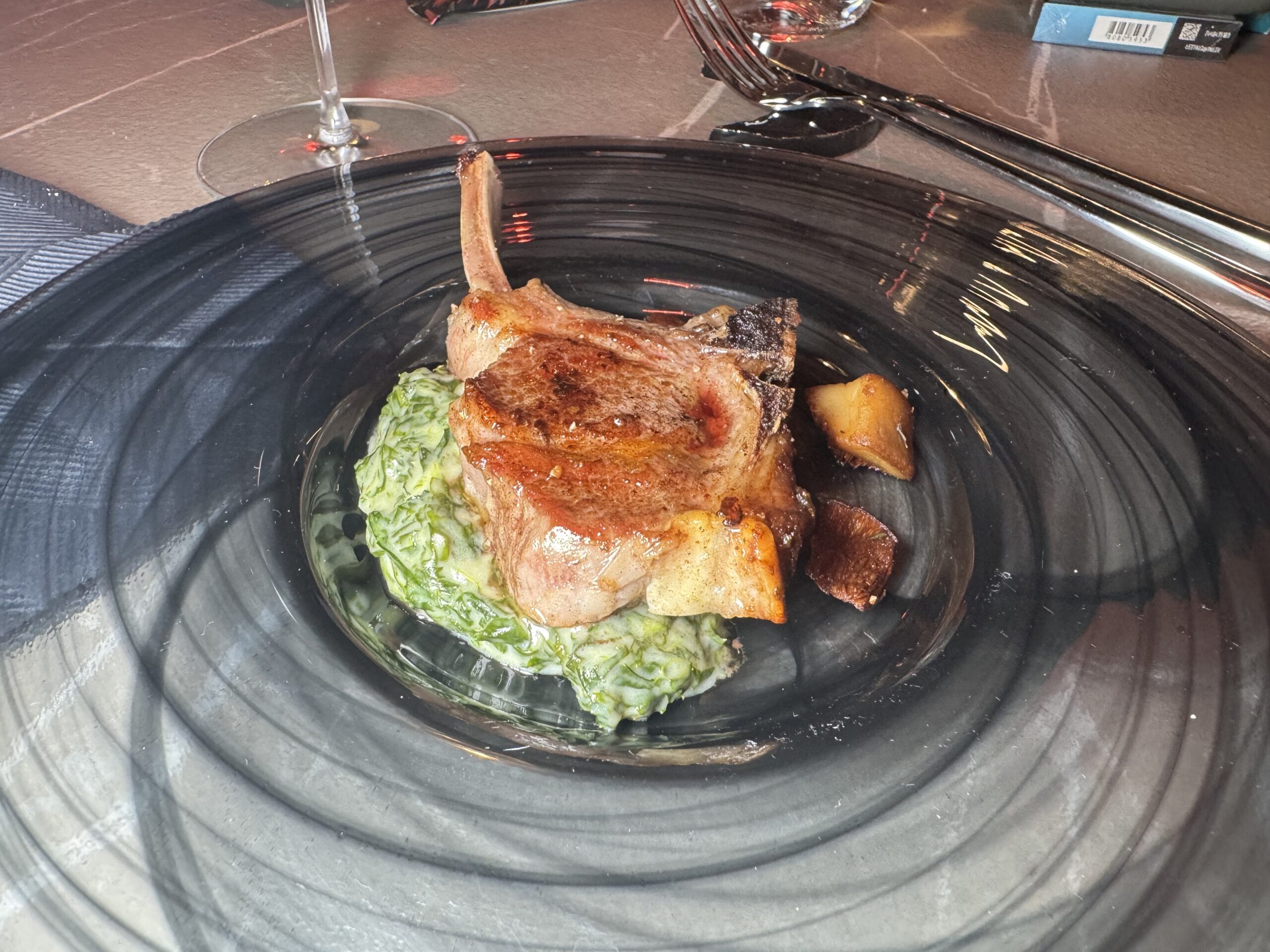 Agnello su foglie e patate