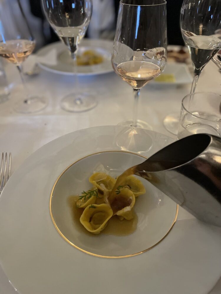 Cena di Gara Tortello di genovese di manzo il suo brodo e sfoglia di cipolla