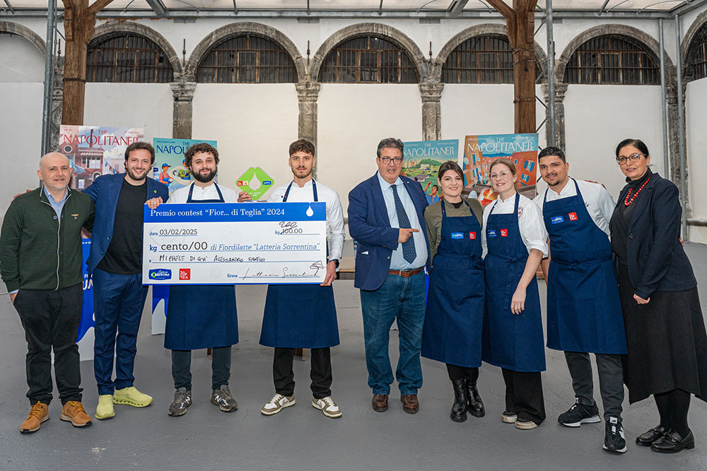 I finalisti del contest insieme ad Albert Sapere, Giovanni Amodio, Luciano Pignataro e Barbara Guerra